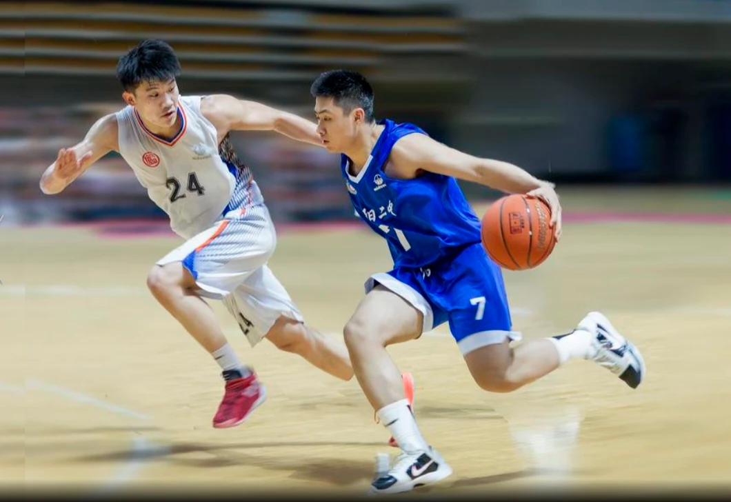 篮球教练如何为不同年龄段的球员制定战术训练方案?_2